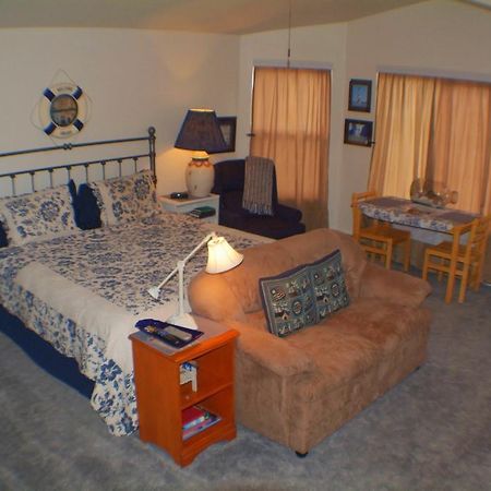 Castle Creek Bed And Breakfast แกรนด์จังค์ชัน ภายนอก รูปภาพ